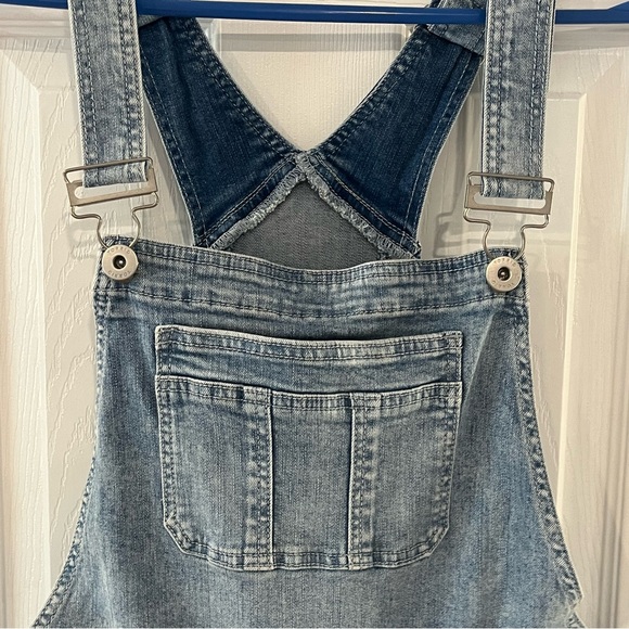 Torrid Stretch Denim
Jean Short Overalls. Distressed Cuffed Hem. Size 16 - Picture 2 of 9